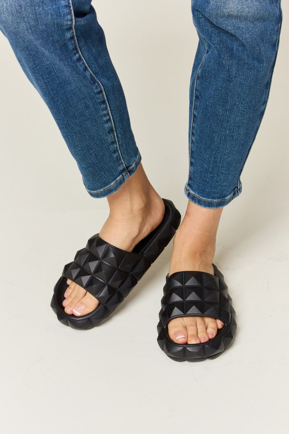 Trendsi WILD DIVA Pyramid Stud Toe Band Footbed Sandals WILD DIVA Pyramid Stud Toe Band Footbed Sandals